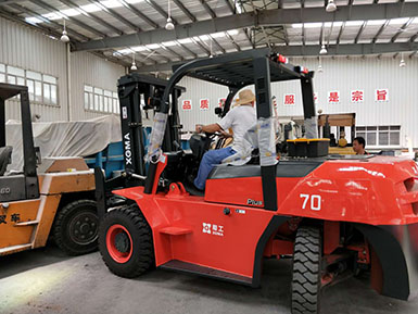 漳州團隊銷售廈工7噸內(nèi)燃平衡重式叉車順利交車